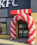 Brama balonowa jako dekoracja na otwarcie KFC.