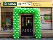 Girlanda z balonów jako dekoracja wejścia.