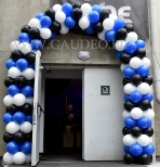 Łuk z balonów przed wejściem.