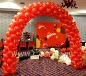 Brama balonowa w kształcie łuku w Hotelu Gołębiowskim.