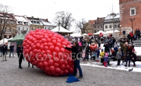 Już za moment balony z helem wylecą w powietrze.