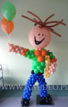Figura chłopca wykonana z balonów.