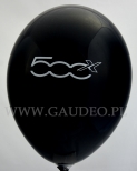 Czarny balon z białym nadrukiem.