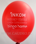 Czerwony balon z białym nadrukiem.