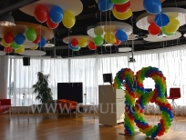 Dekoracja z balonów z okazji 18-stych urodzin.