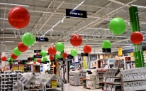 Balony olbrzymy jako dekoracja w Giga Markecie Leroy Merlin.