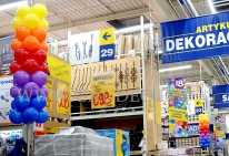 Balonowa dekoracja punktów info supermarketu.