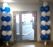 Balony z helem jako dekoracja wejścia do firmy.