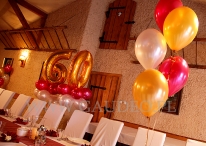 Balony z helem jako dekoracja na imprezę z okazji 60-tych urodzin.