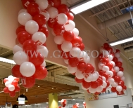Wejście udekorowane wiszącą girlandą balonową.
