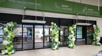 Organiczne dekoracje z balonów w markecie budowlanym.