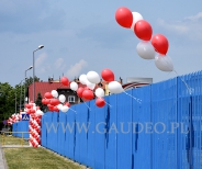 Balonowa dekoracja na ogrodzeniu JZO.