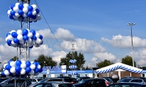 Dekoracja z balonów w plenerze.