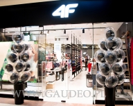 Balony z helem jako dekoracja na otwarcie w Galerii Jurajskiej.