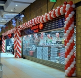 Bramy z balonów dla marketu Carrefour.