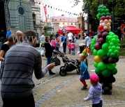 Dzieci robiły sobie zdjęcia z balonowym krasnoludkiem w czasie Wrocławskiej krasnoludkowej imprezy plenerowej.