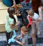 Figurki skręcone z balonów jako zabawki dla dzieci.