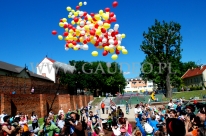Dzieci reagujące na właśnie wypuszczane balony.