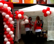 Ekipa Gaudeo dmucha balony i zakłada je na patyczki.