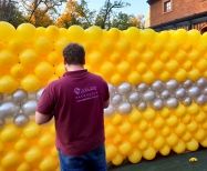Składamy ścianę balonową.