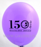 Fioletowy balon z czarnym nadrukiem.