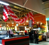 Girlanda z balonów nad wejściem do sklepu Kaufland.