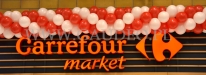 Girlanda z balonów przed sklepem Carrefour.