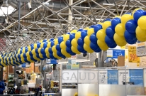 Girlanda z balonów w krakowskim markecie budowlanym.