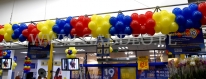 Girlanda z balonów jako urodzinowa dekoracja linii kas.