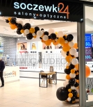 Girlanda z balonów jako dekoracja wejścia.