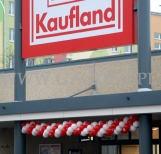 Girlanda z balonów przed wejściem do sklepu Kaufland.