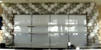 Girlanda z balonów jako dekoracja baru.