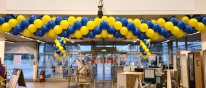 Wejście do Makro udekorowane balonami.