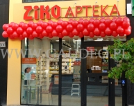 Girlanda balonowa jako dekoracja wejścia.