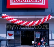 Balony reklamowe wykorzystane do wykonania girlandy nad wejściem.