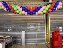 Girlanda balonowa jako dekoracja wejścia do sklepu.