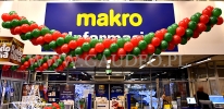 Zielono-czerwona girlanda z balonów.