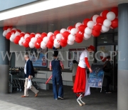 Girlanda balonowa jako dekoracja wejścia do sklepu.