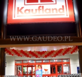 Girlanda z balonów jako dekoracja wejścia do sklepu.