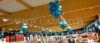 Balonowe sople jako dekoracja sklepu Lidl.