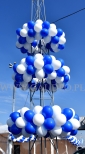 Girlandy z balonów na słupach.