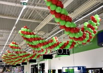 Girlandy balonowe nad kasami sklepu Leroy Merlin.