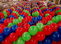 Girlandy balonowe oczekujące na rozwieszenie po hipermarkecie.