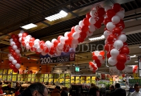 Girlandy wykonane z balonów reklamowych w Świdnickim sklepie Kaufland.