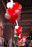 Sople balonowe jako dekoracja na terenie sklepu.