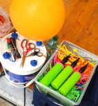 Nauka skręcania balonów jako atrakcja na pikniku.