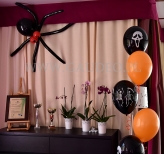 Balony z helem ułożone w stroik.