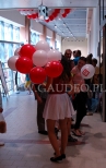 Balony na patykach w czasie rozdawania klientom.