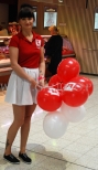 Hostessa rozdaje balony reklamowe.