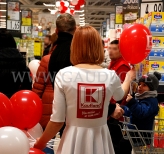 Balony na patyczkach rozdawane przez hostessę.